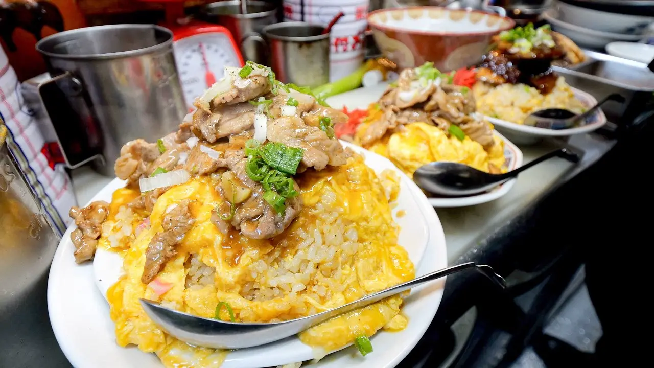 Only＄8? The chef cooks huge Fried Rice with meat and eggs!